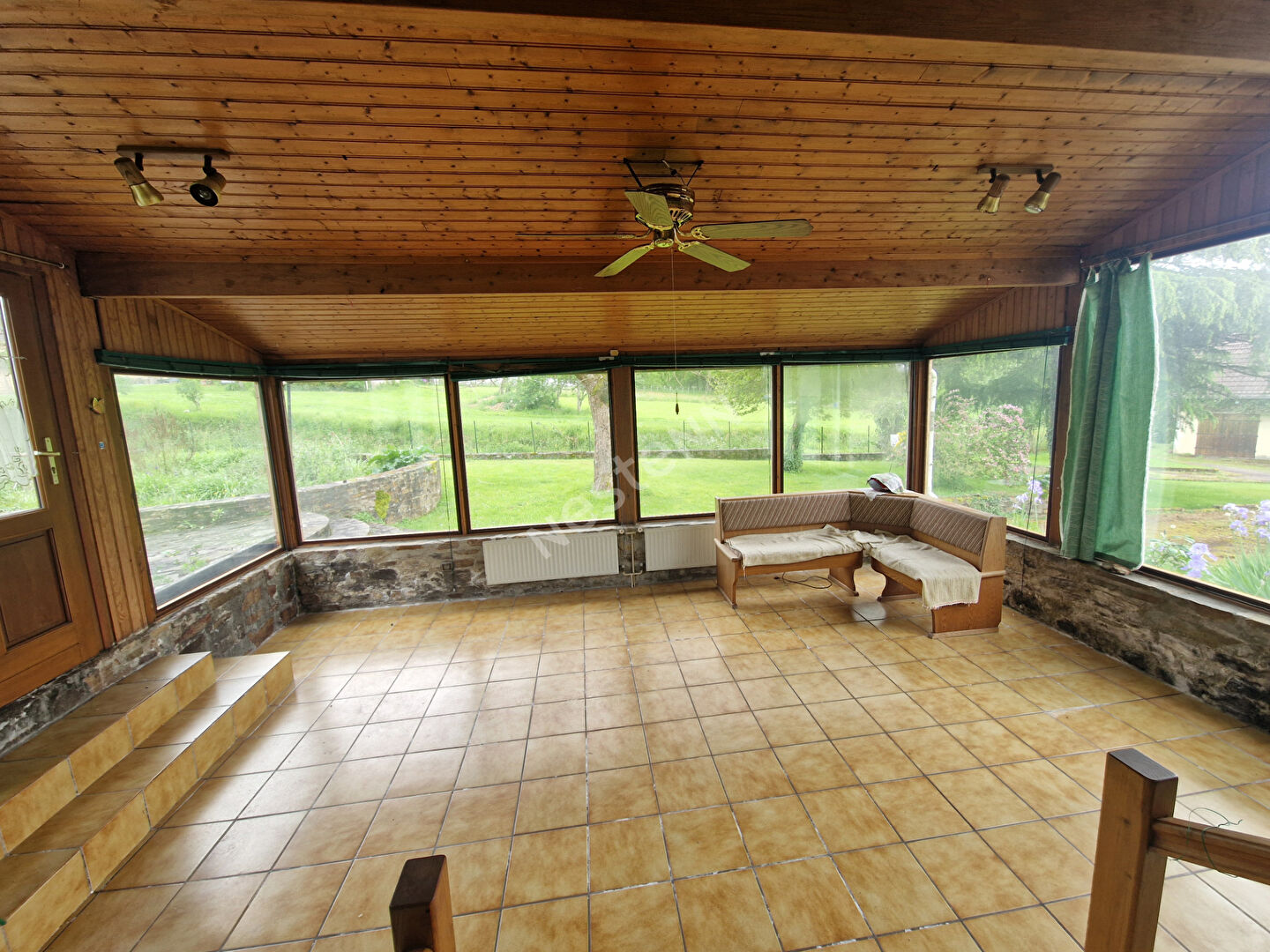 Maison avec double garage et grand terrain situé à Saint-jory-de-chalais