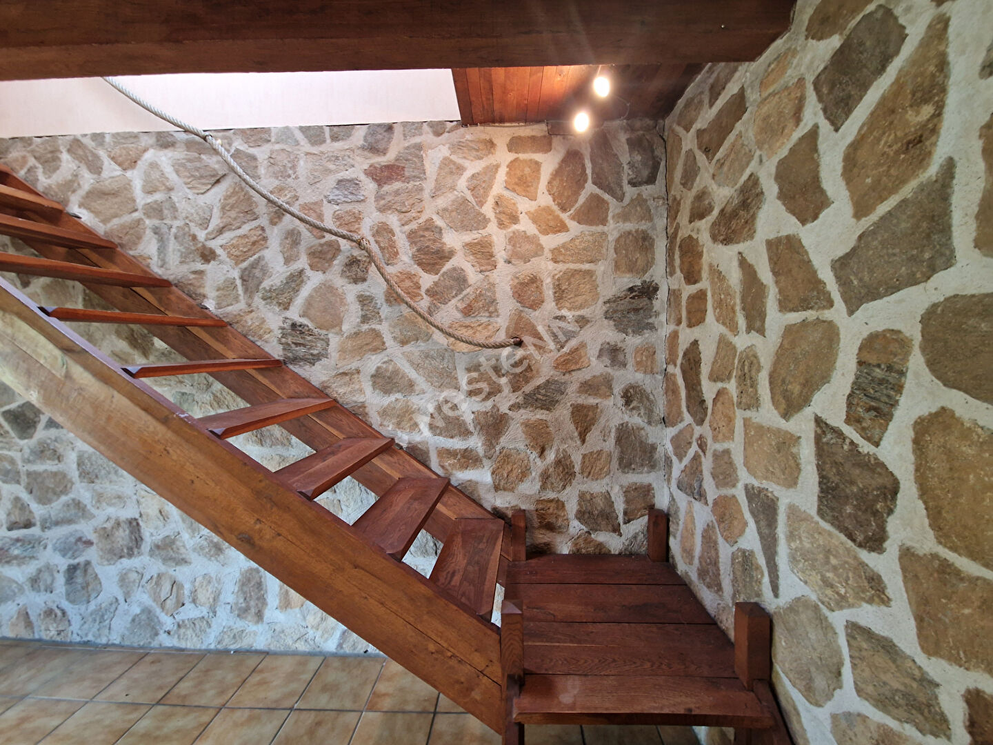 Maison avec double garage et grand terrain situé à Saint-jory-de-chalais