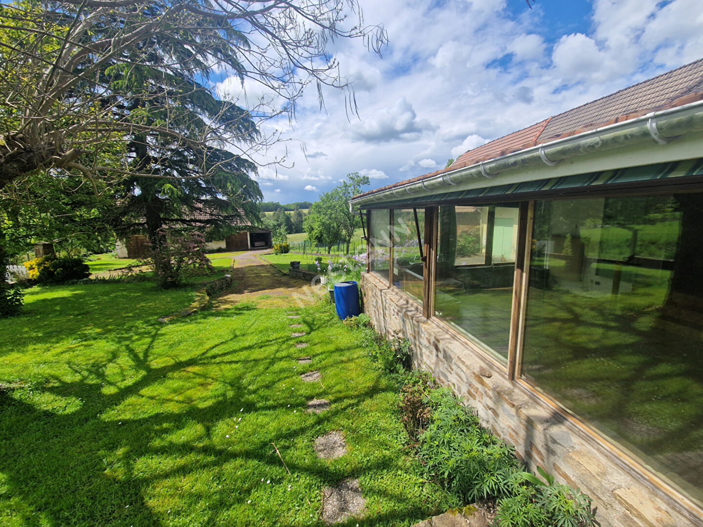 Maison avec double garage et grand terrain situé à Saint-jory-de-chalais