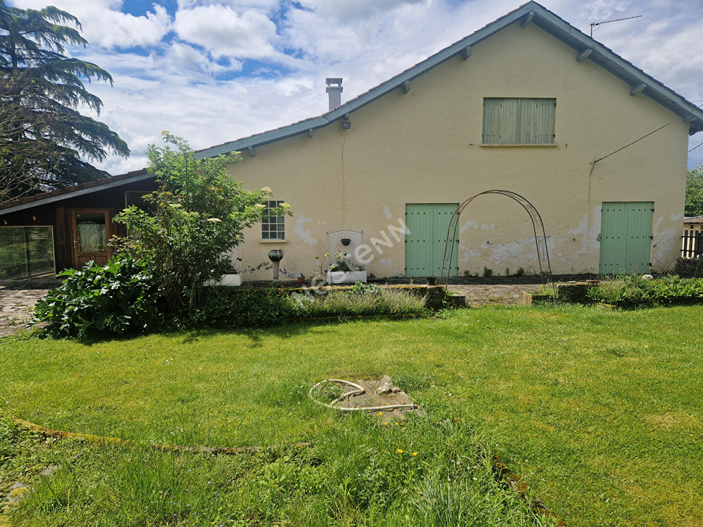 Maison avec double garage et grand terrain situé à Saint-jory-de-chalais