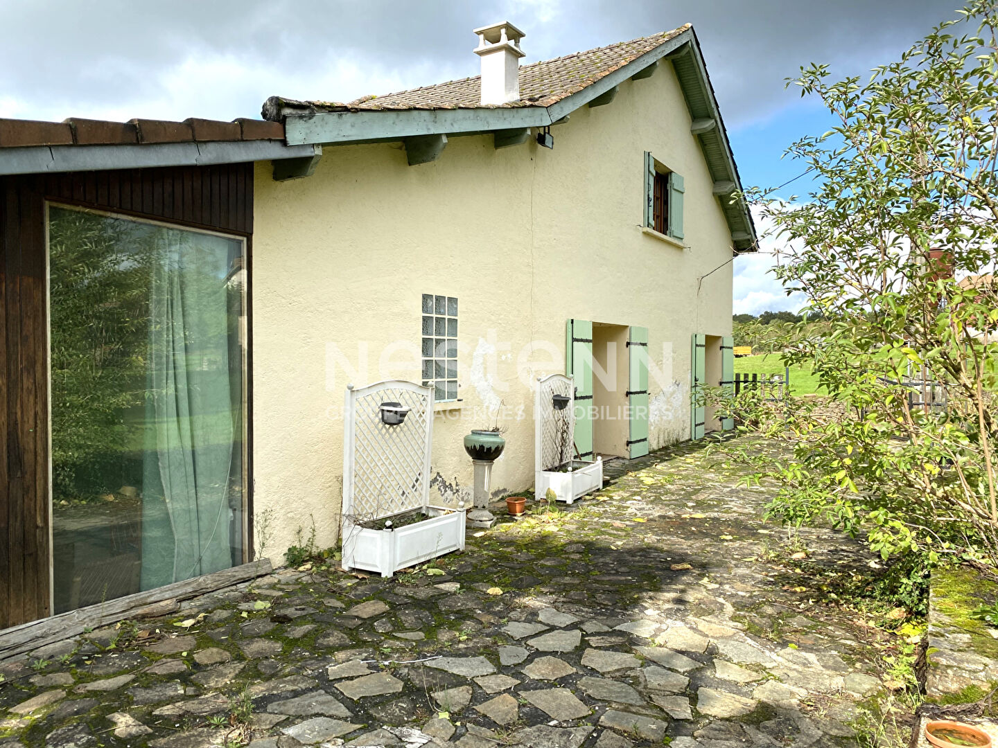 Maison avec double garage et grand terrain situé à Saint-jory-de-chalais