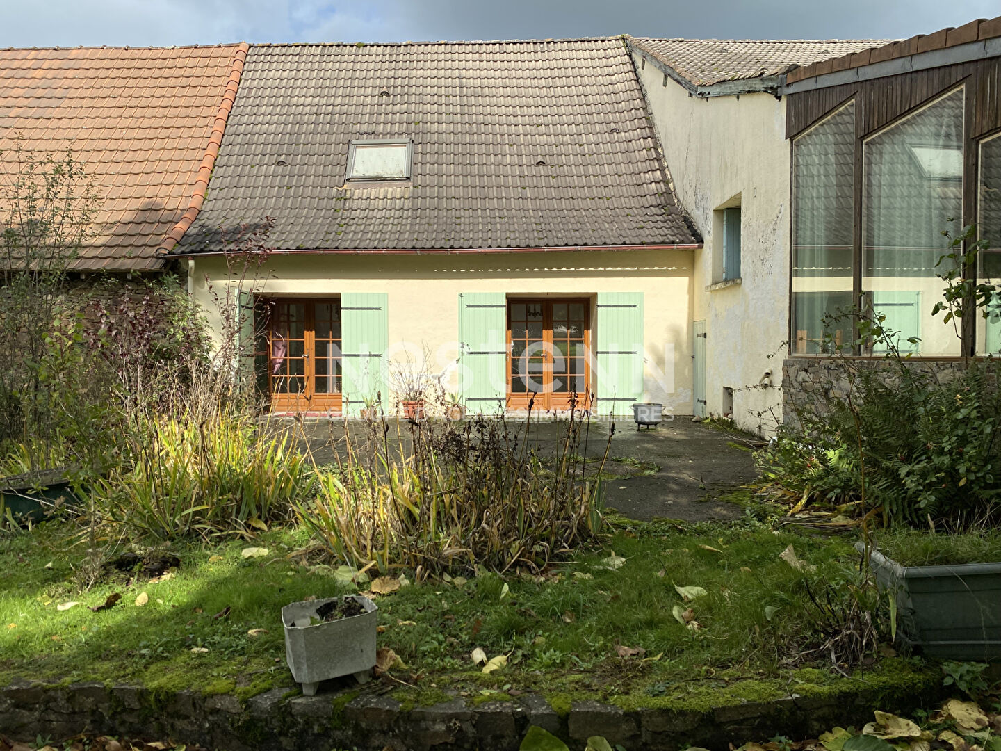 Maison avec double garage et grand terrain situé à Saint-jory-de-chalais