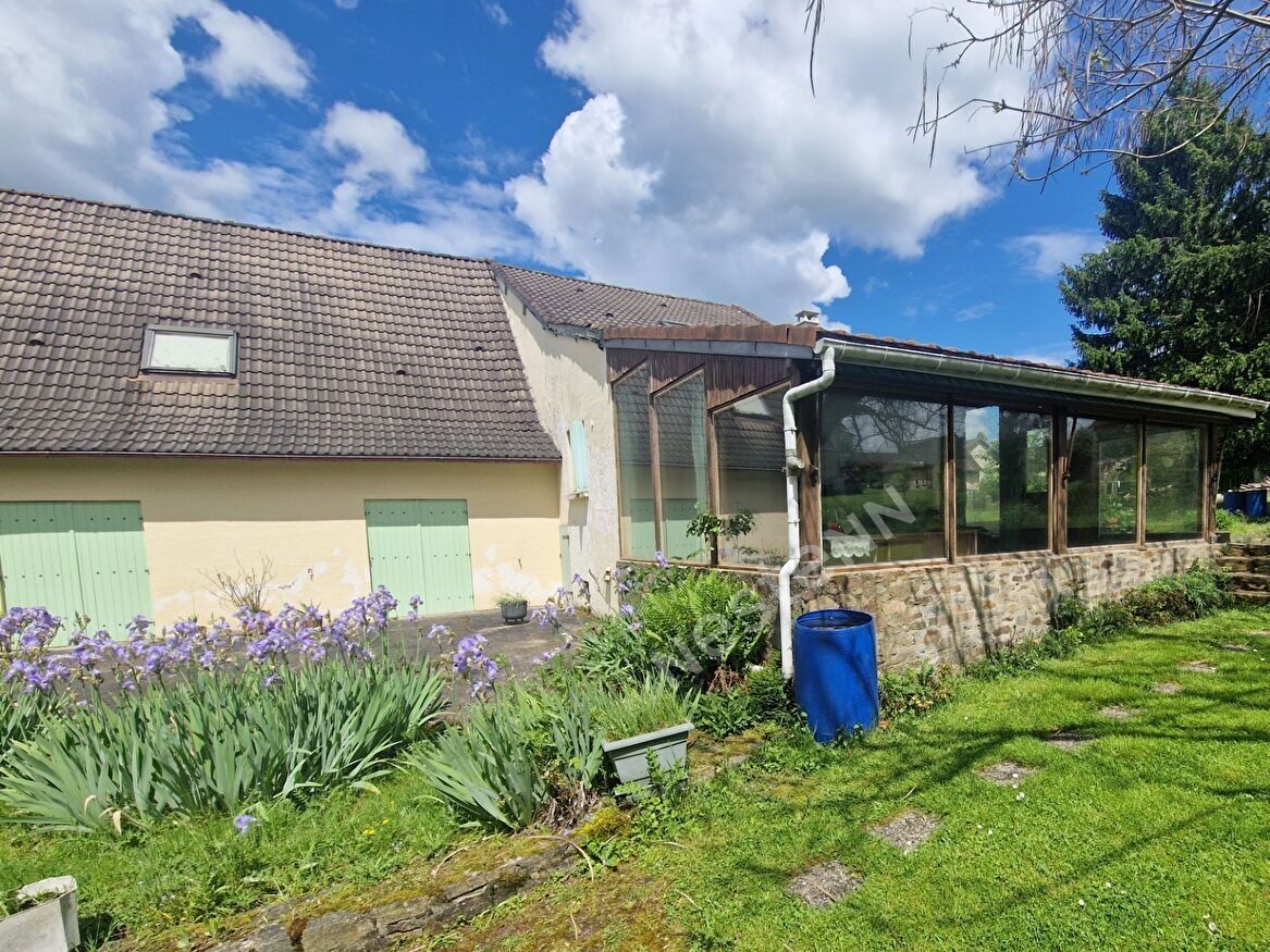 Maison avec double garage et grand terrain situé à Saint-jory-de-chalais