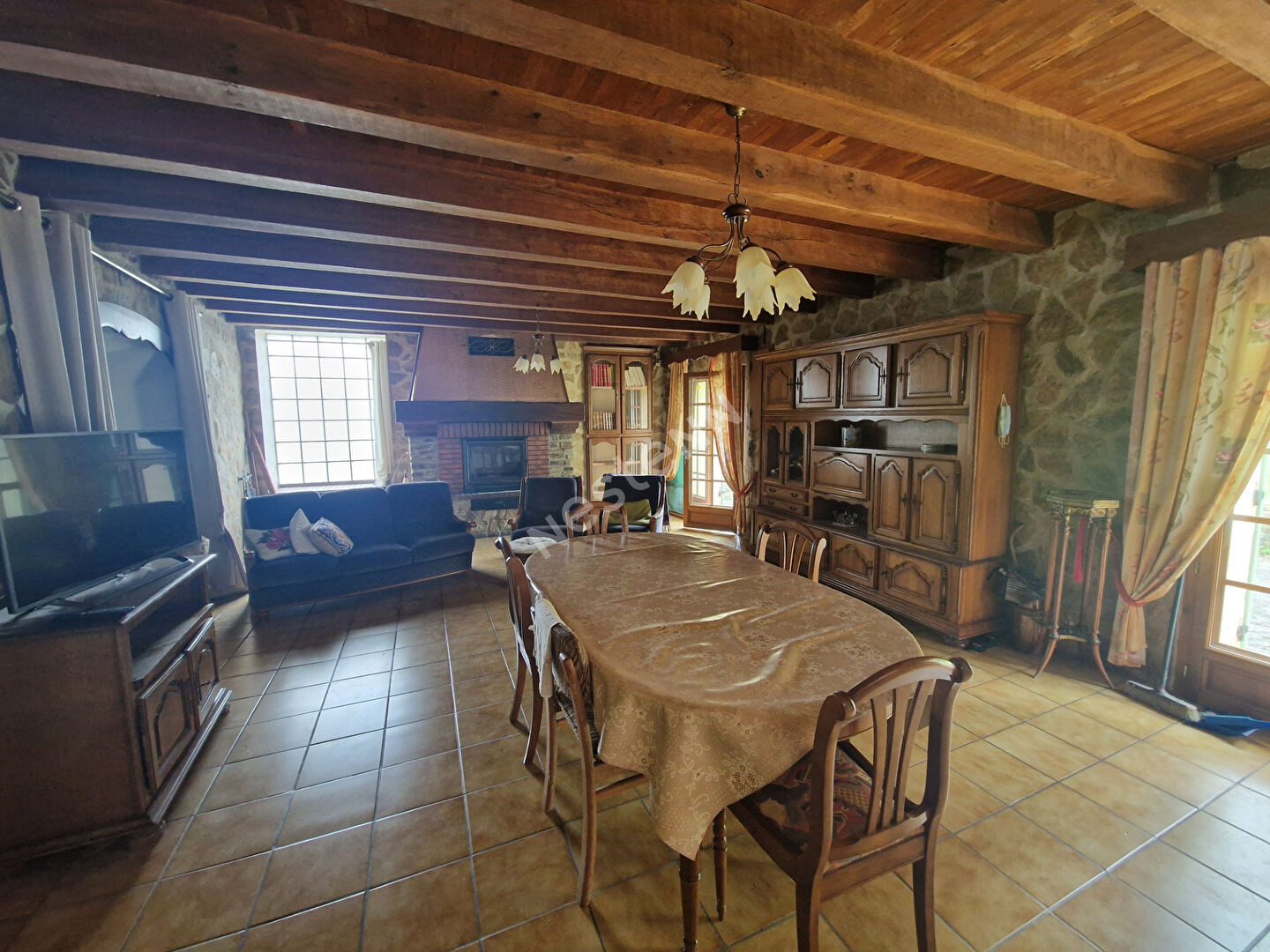 Maison avec double garage et grand terrain situé à Saint-jory-de-chalais