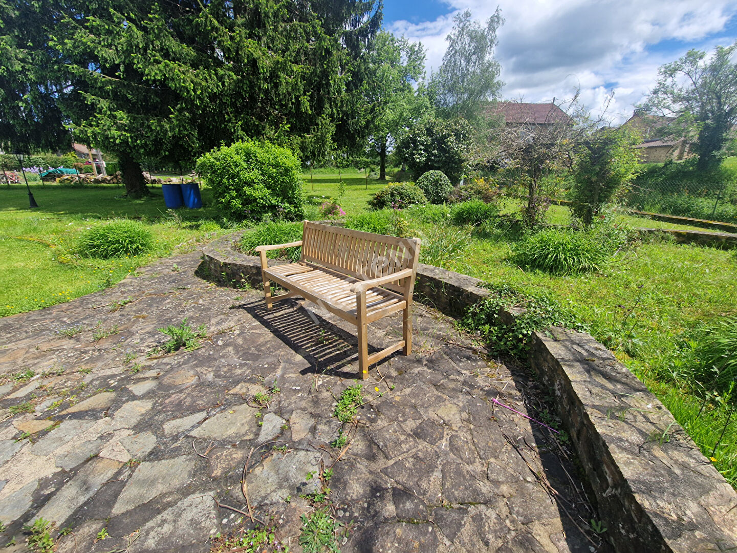 Maison avec double garage et grand terrain situé à Saint-jory-de-chalais