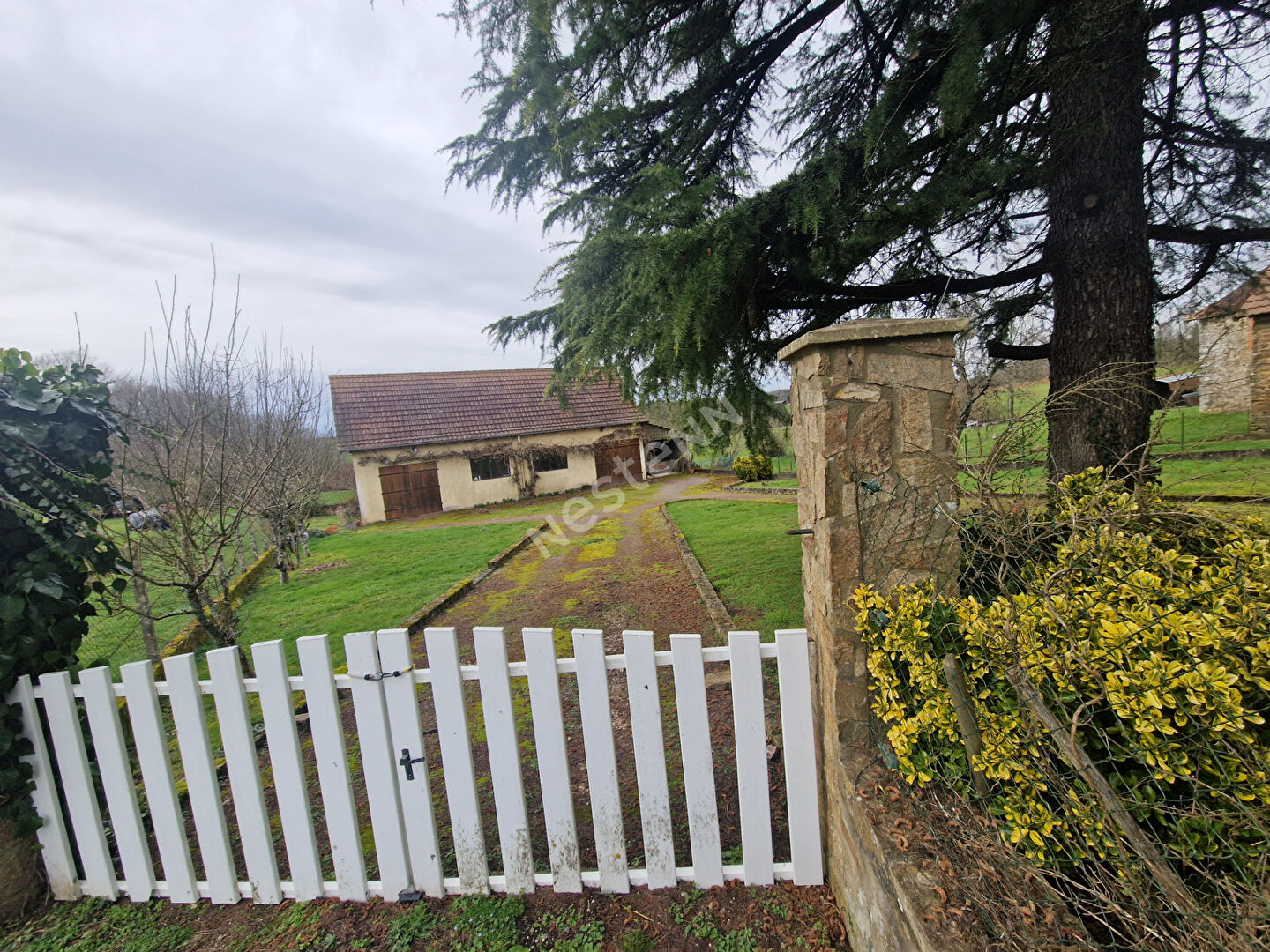 Maison avec double garage et grand terrain situé à Saint-jory-de-chalais