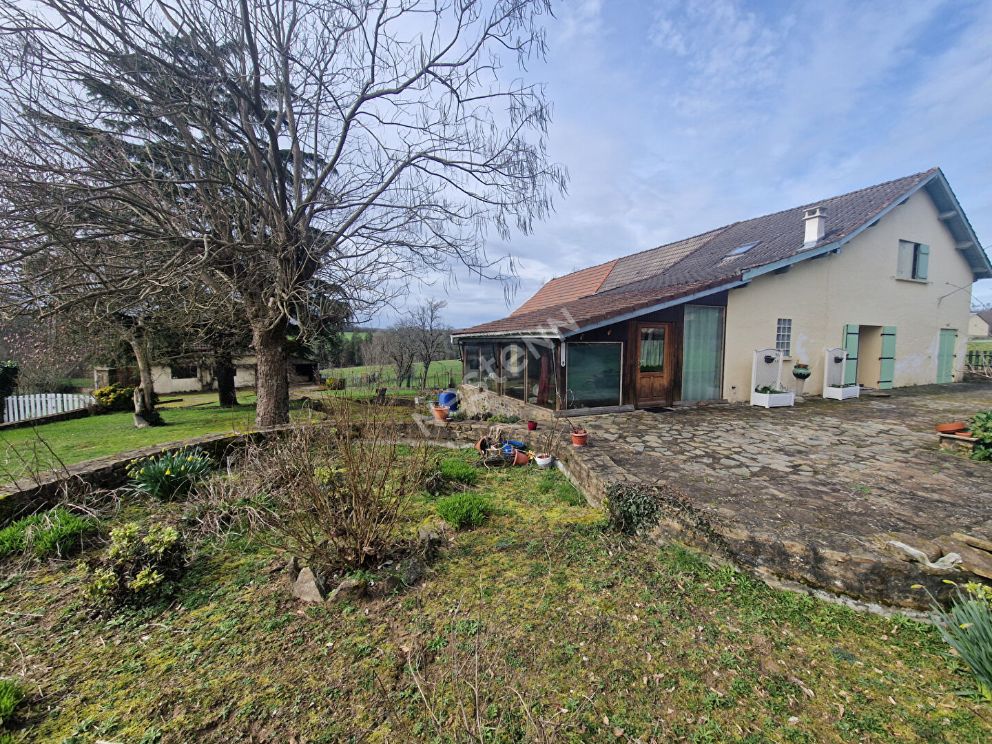 Maison avec double garage et grand terrain situé à Saint-jory-de-chalais