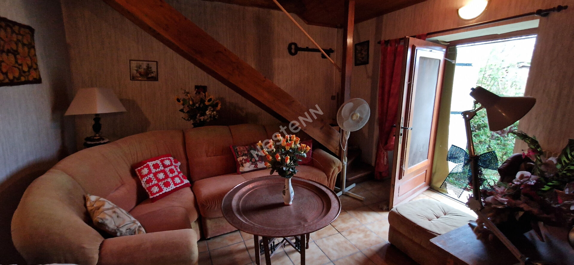 Maison avec double garage et grand terrain situé à Saint-jory-de-chalais