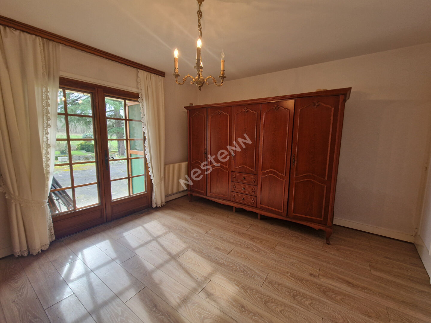 Maison avec double garage et grand terrain situé à Saint-jory-de-chalais