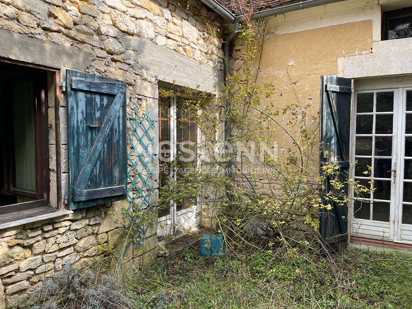 Maison en pierres du XVII siécle dans petit hameau proche Sorges