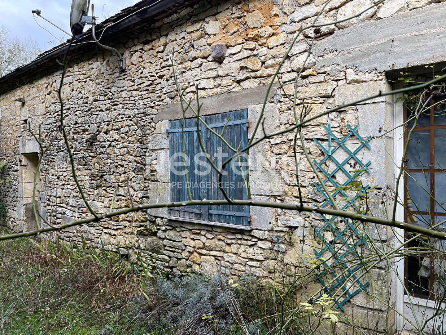 Maison en pierres du XVII siécle dans petit hameau proche Sorges