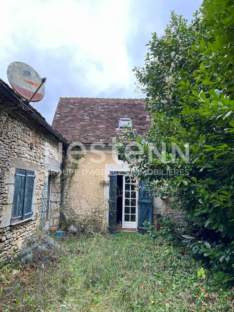 Maison en pierres du XVII siécle dans petit hameau proche Sorges