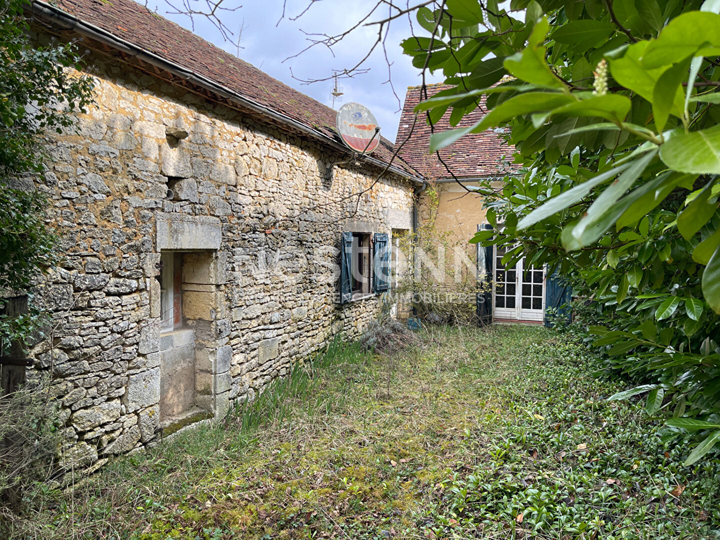 Maison en pierres du XVII siécle dans petit hameau proche Sorges