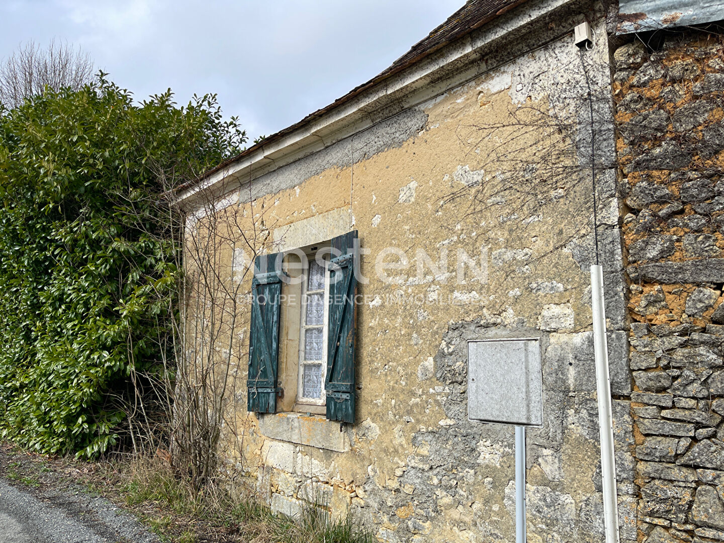 Maison en pierres du XVII siécle dans petit hameau proche Sorges
