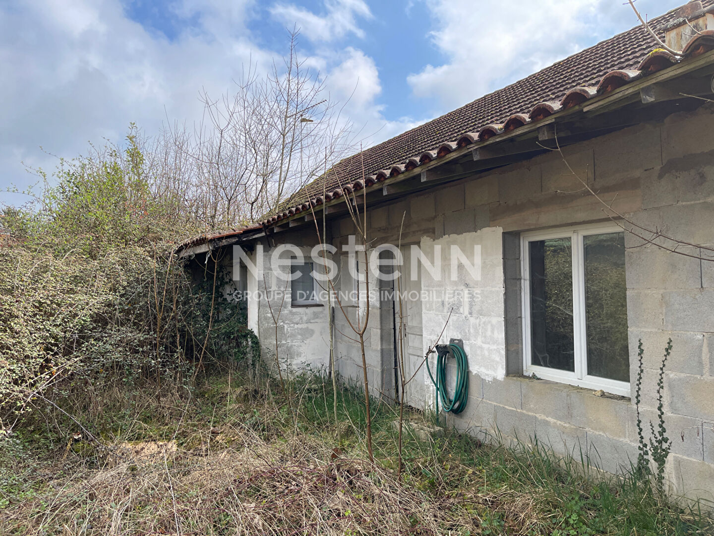 Maison en pierres du XVII siécle dans petit hameau proche Sorges