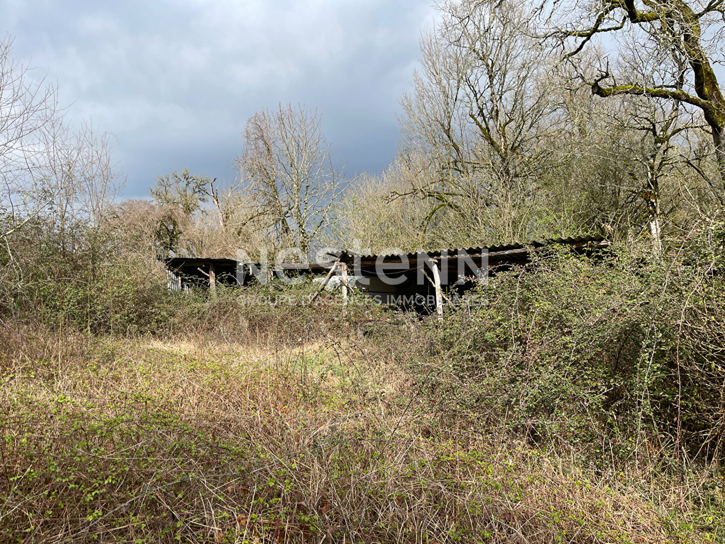 Maison en pierres du XVII siécle dans petit hameau proche Sorges
