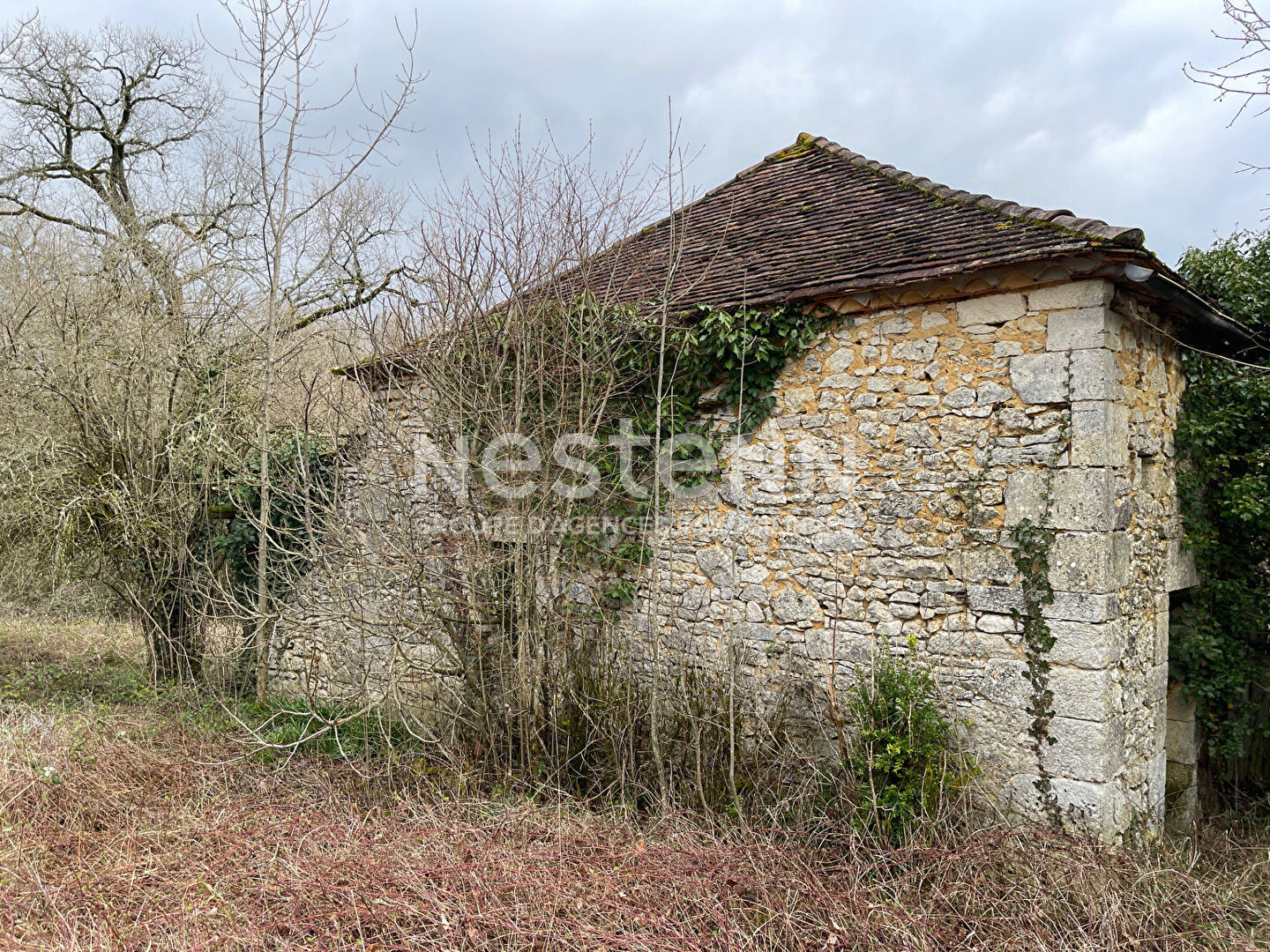 Maison en pierres du XVII siécle dans petit hameau proche Sorges