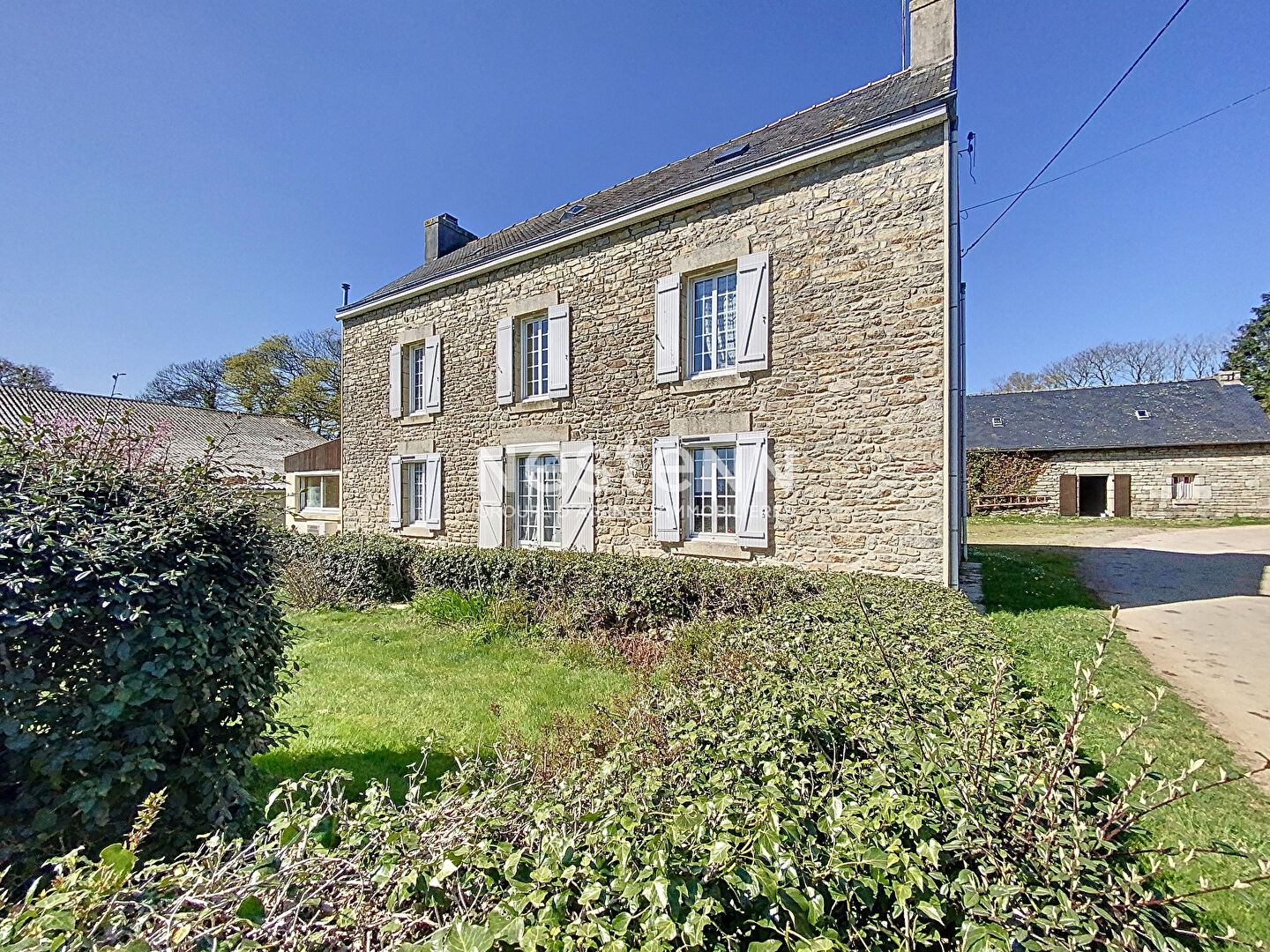Grande Propriété avec dépendances sur près de 6800m² à St Thurien