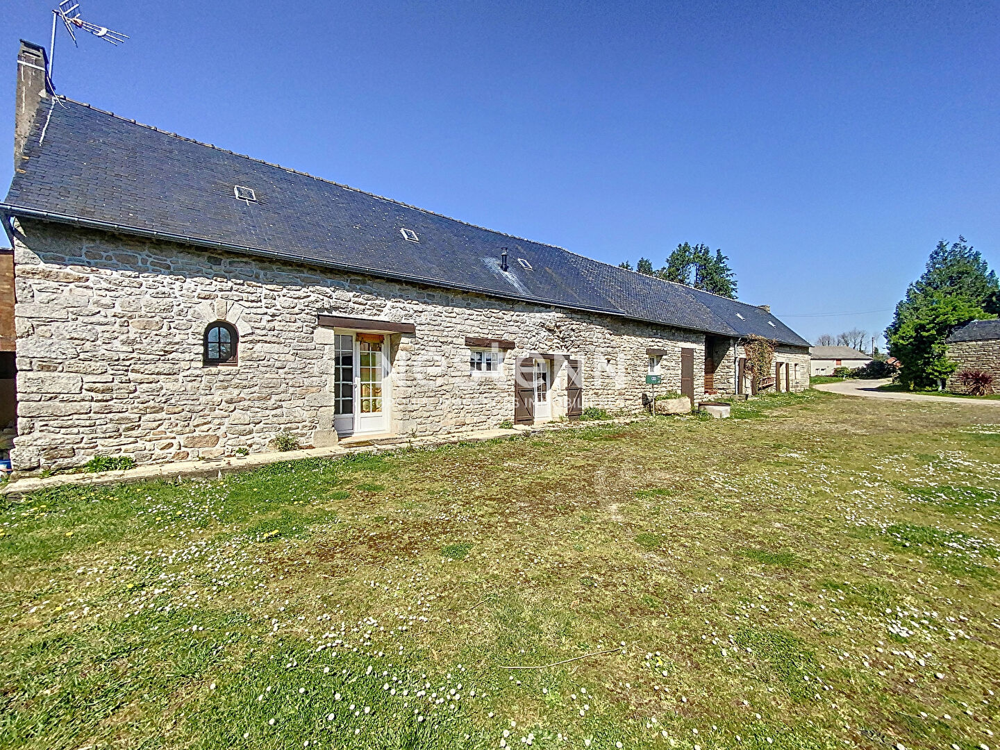 Grande Propriété avec dépendances sur près de 6800m² à St Thurien