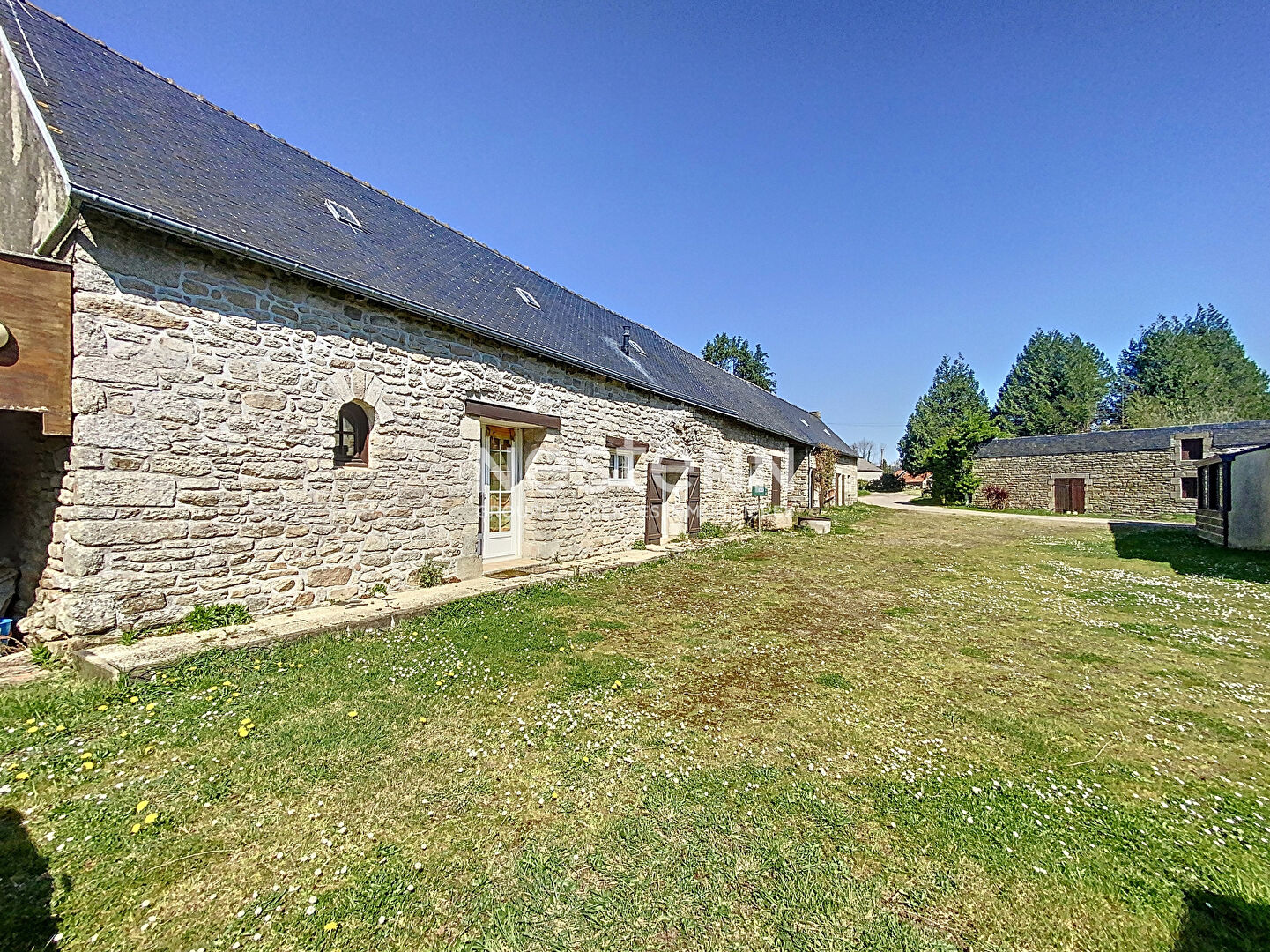 Grande Propriété avec dépendances sur près de 6800m² à St Thurien