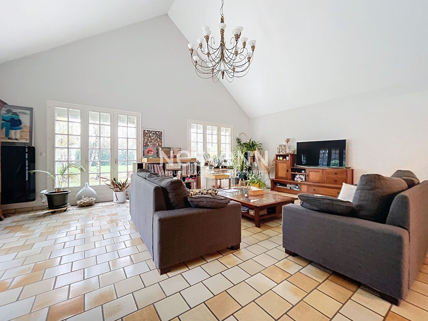 À Vendre - Maison traditionnelle de 162 m² avec trois chambres et bureau sur terrain de 3770 m², à Rives-du-Loir-en-Anjou, Proche d'Angers