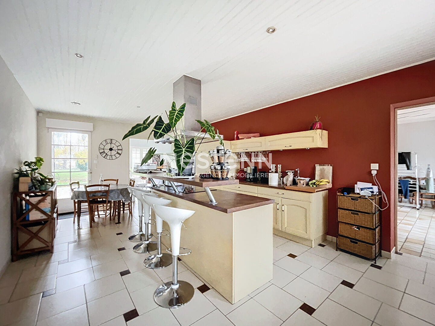 À Vendre - Maison traditionnelle de 162 m² avec trois chambres et bureau sur terrain de 3770 m², à Rives-du-Loir-en-Anjou, Proche d'Angers