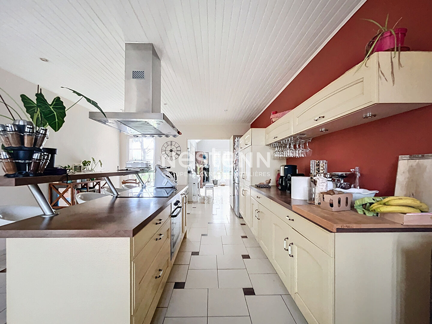À Vendre - Maison traditionnelle de 162 m² avec trois chambres et bureau sur terrain de 3770 m², à Rives-du-Loir-en-Anjou, Proche d'Angers