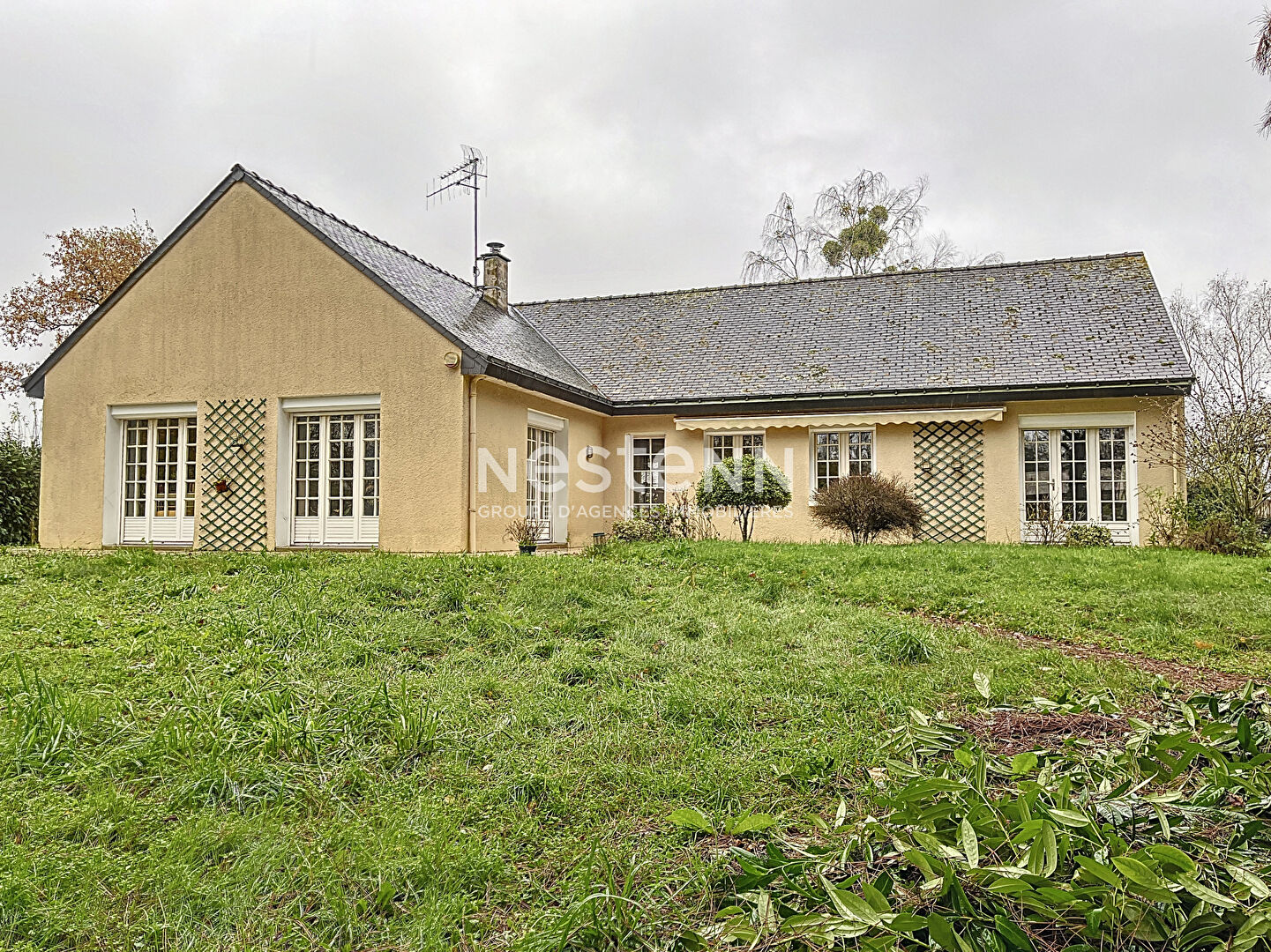 À Vendre - Maison traditionnelle de 162 m² avec trois chambres et bureau sur terrain de 3770 m², à Rives-du-Loir-en-Anjou, Proche d'Angers