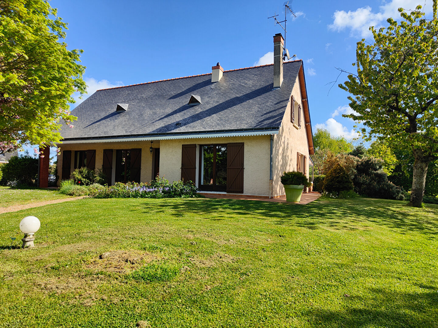Maison familiale sur plus de 1,6 hectare avec piscine ? Verrières-en-Anjou (49) Cadre verdoyant ? Grand terrain ? À 15 min d'Angers