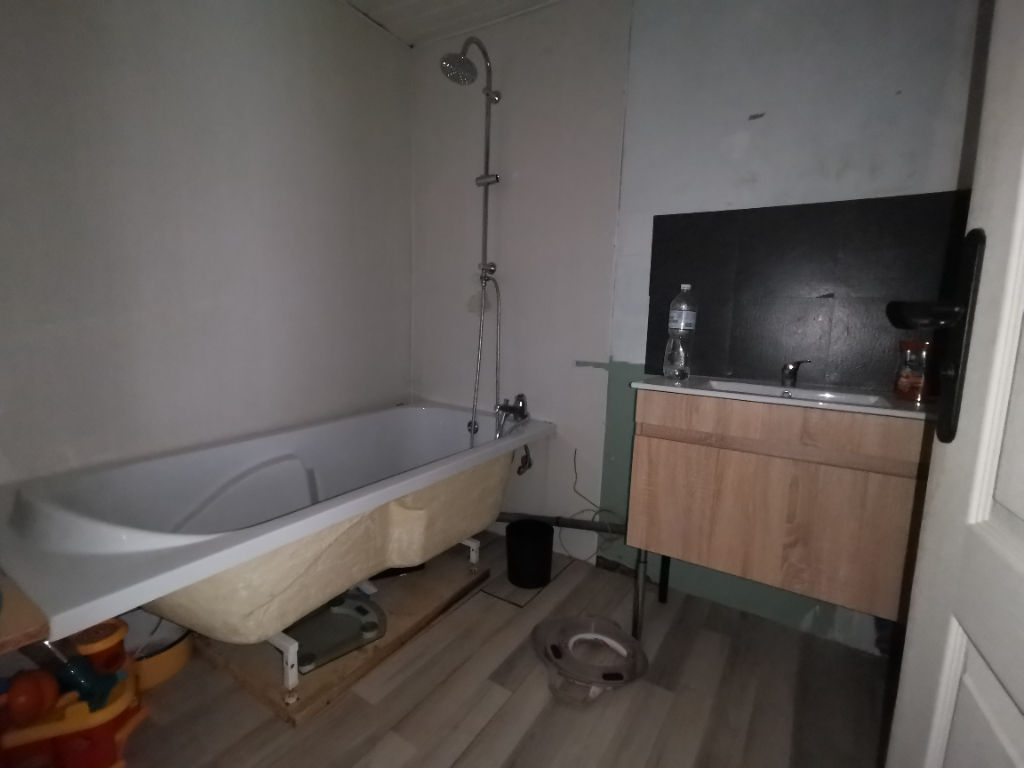 Maison de ville à fort potentiels à remettre en état