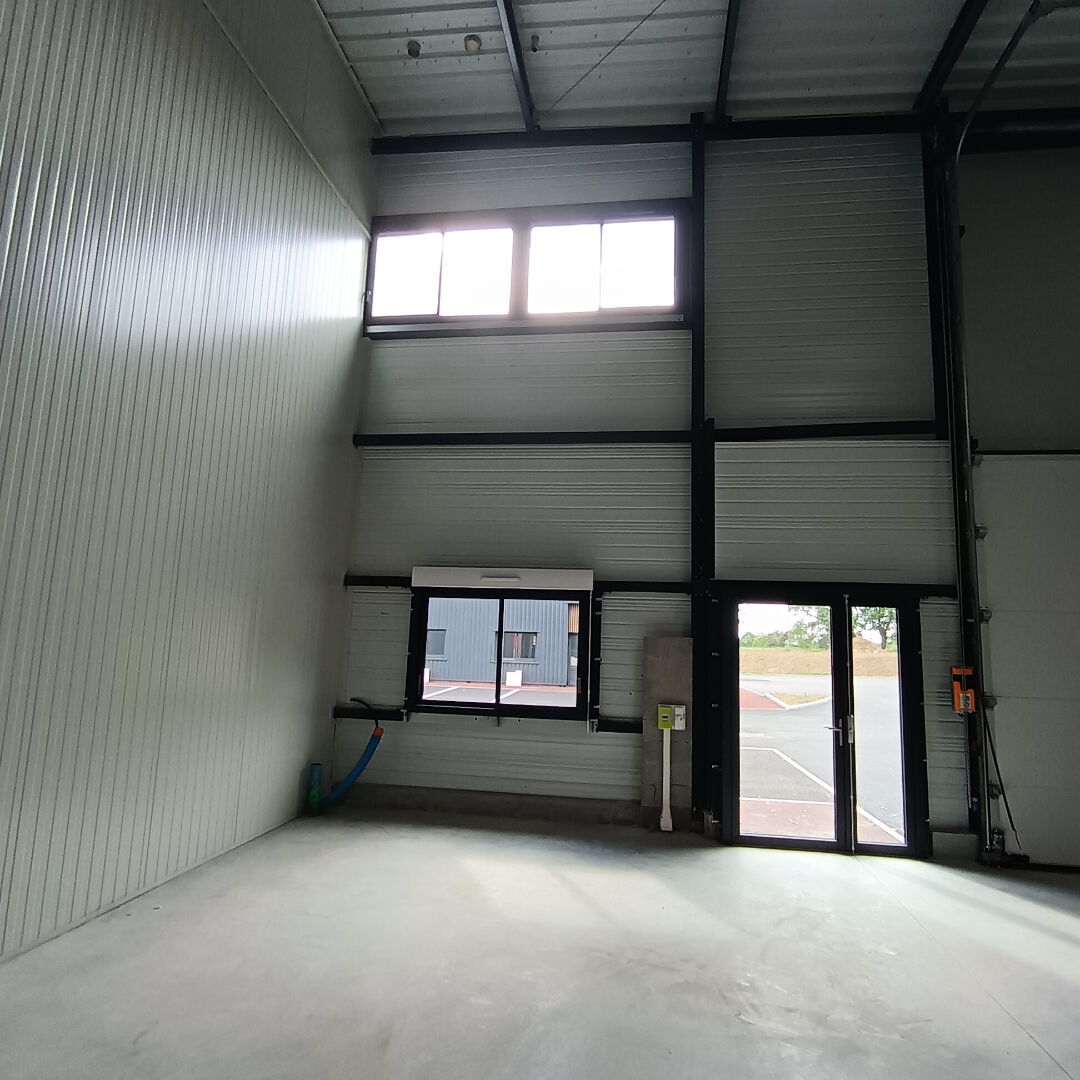 A louer, Local d'activité de 122 m2 , à Theix Noyalo