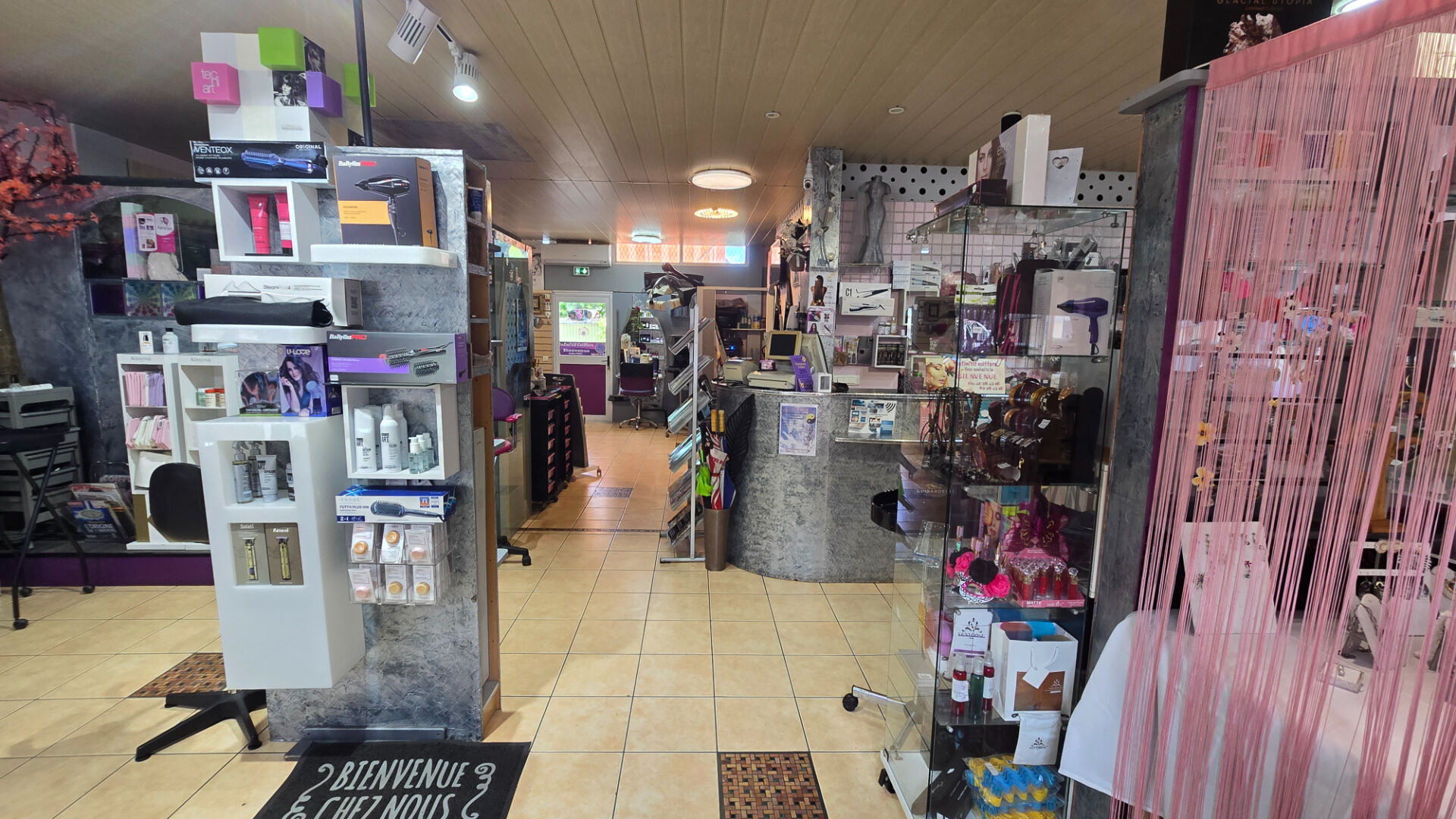 Cession de 100 % des parts sociales d'un salon de coiffure à Punaauia, Centre Tamanu.
