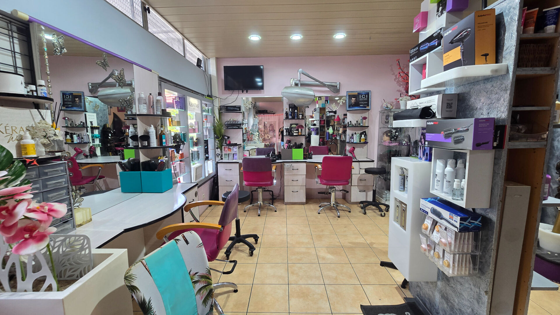 Cession de 100 % des parts sociales d'un salon de coiffure à Punaauia, Centre Tamanu.