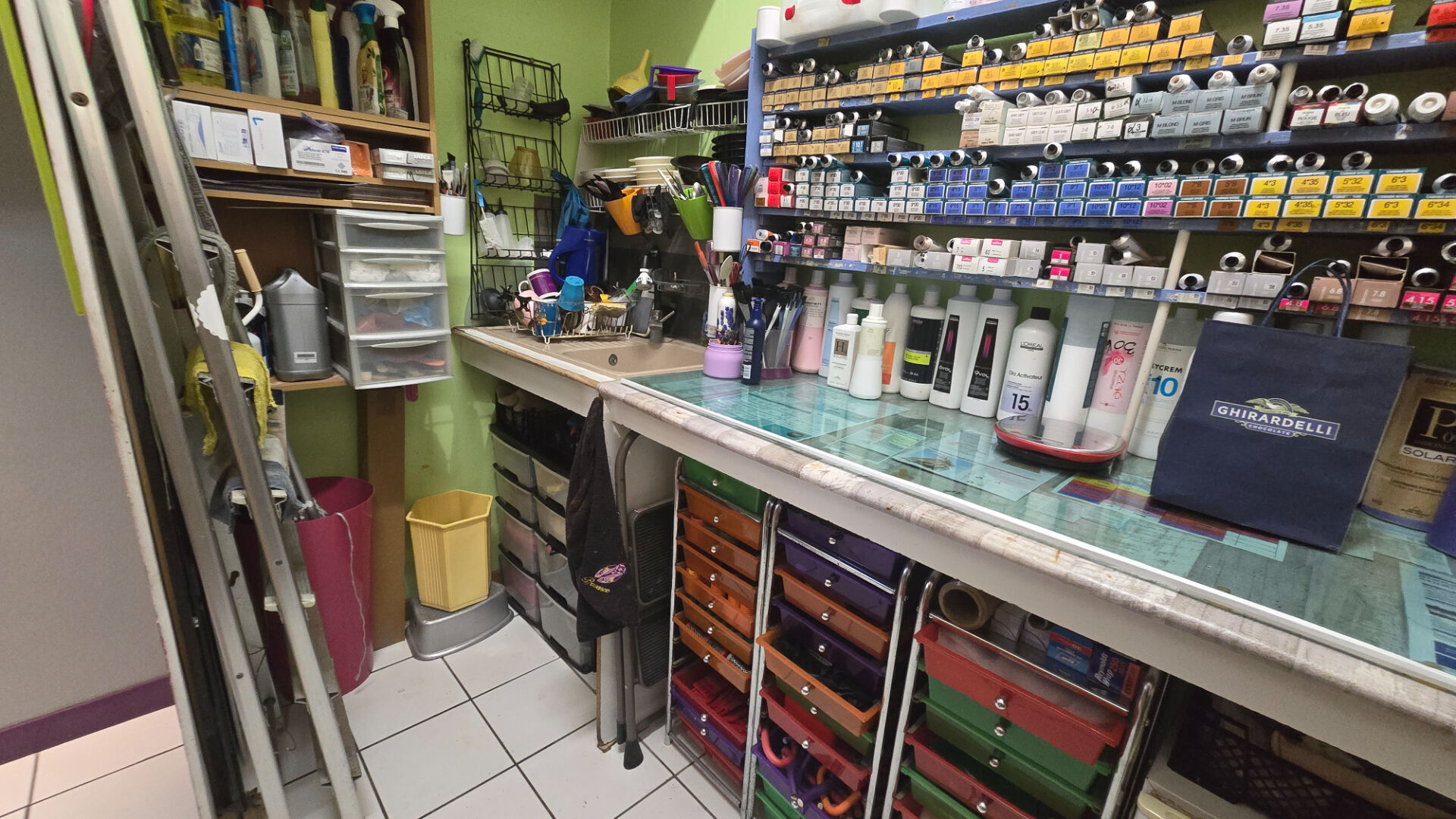 Cession de 100 % des parts sociales d'un salon de coiffure à Punaauia, Centre Tamanu.