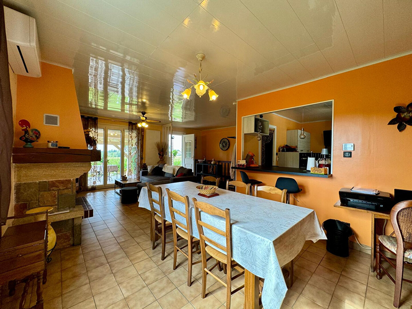 Bâtisse familiale et son appartement en sous sol avec piscine,terrasses et son étang