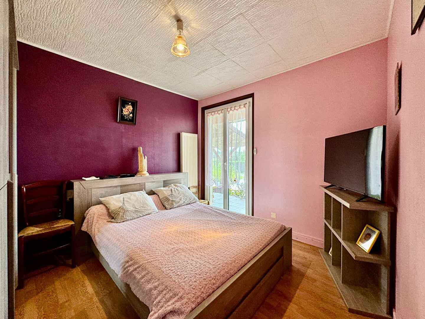 Bâtisse familiale et son appartement en sous sol avec piscine,terrasses et son étang
