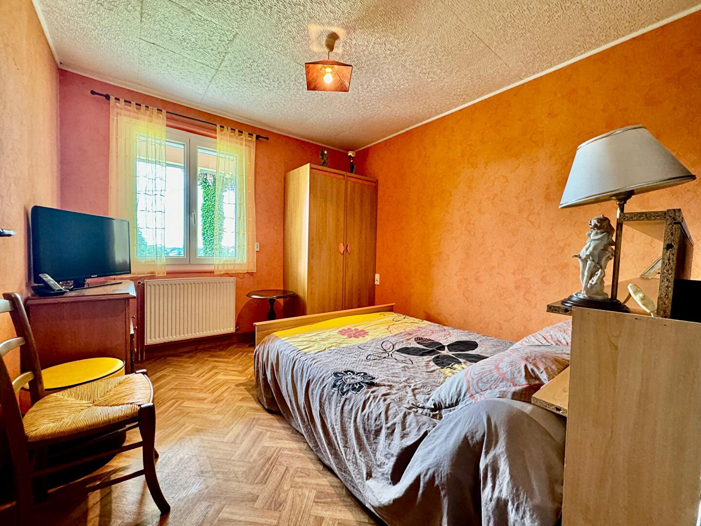 Bâtisse familiale et son appartement en sous sol avec piscine,terrasses et son étang