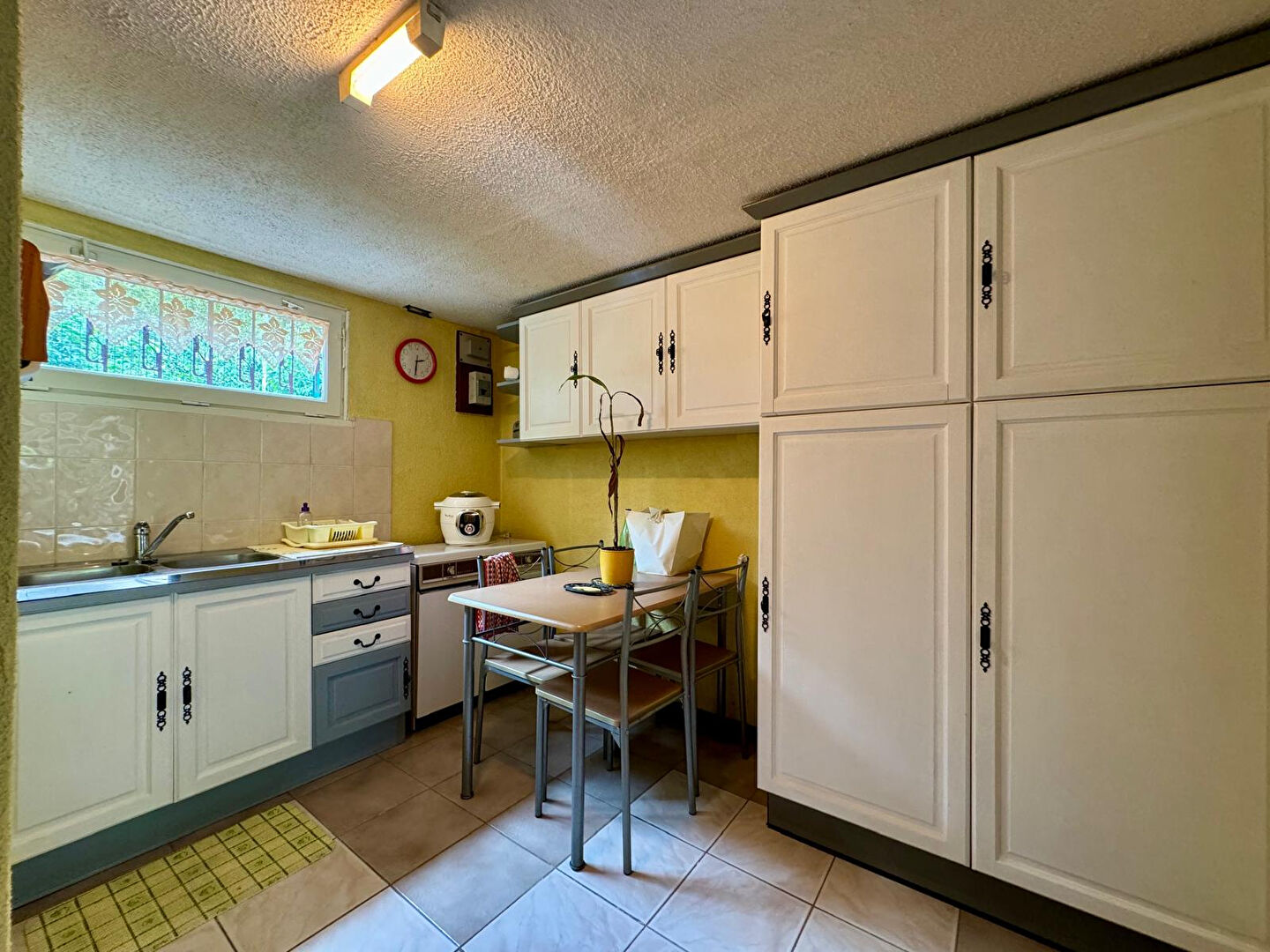 Bâtisse familiale et son appartement en sous sol avec piscine,terrasses et son étang