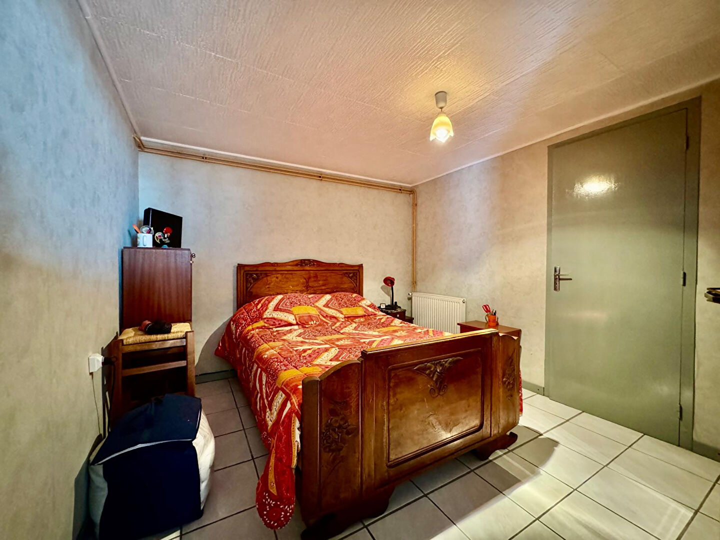 Bâtisse familiale et son appartement en sous sol avec piscine,terrasses et son étang