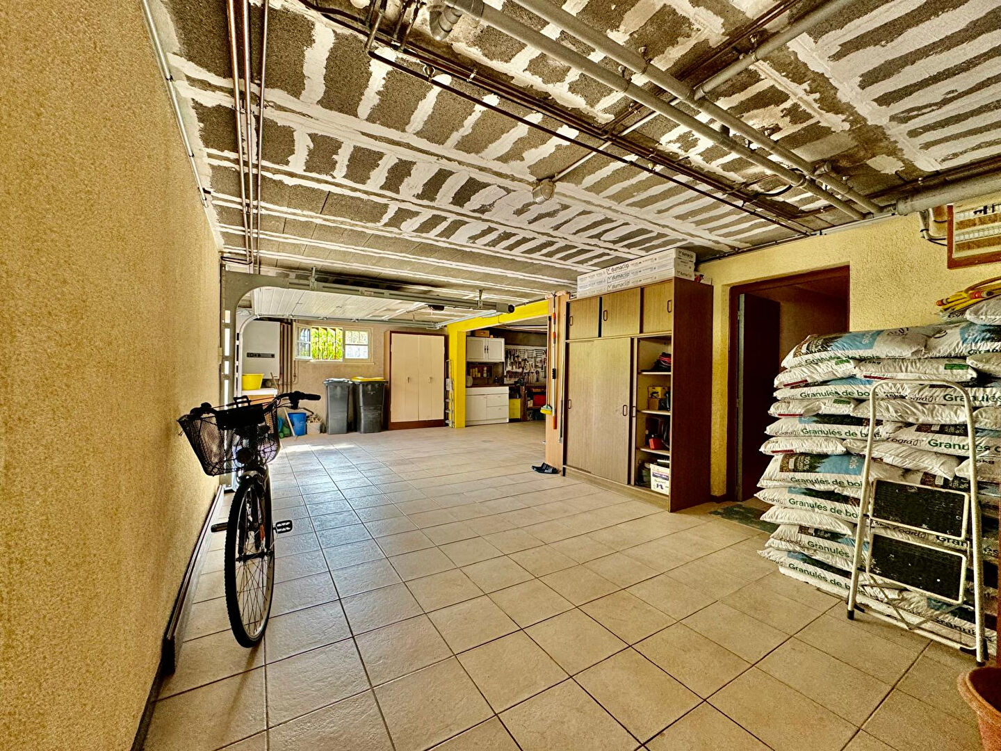 Bâtisse familiale et son appartement en sous sol avec piscine,terrasses et son étang