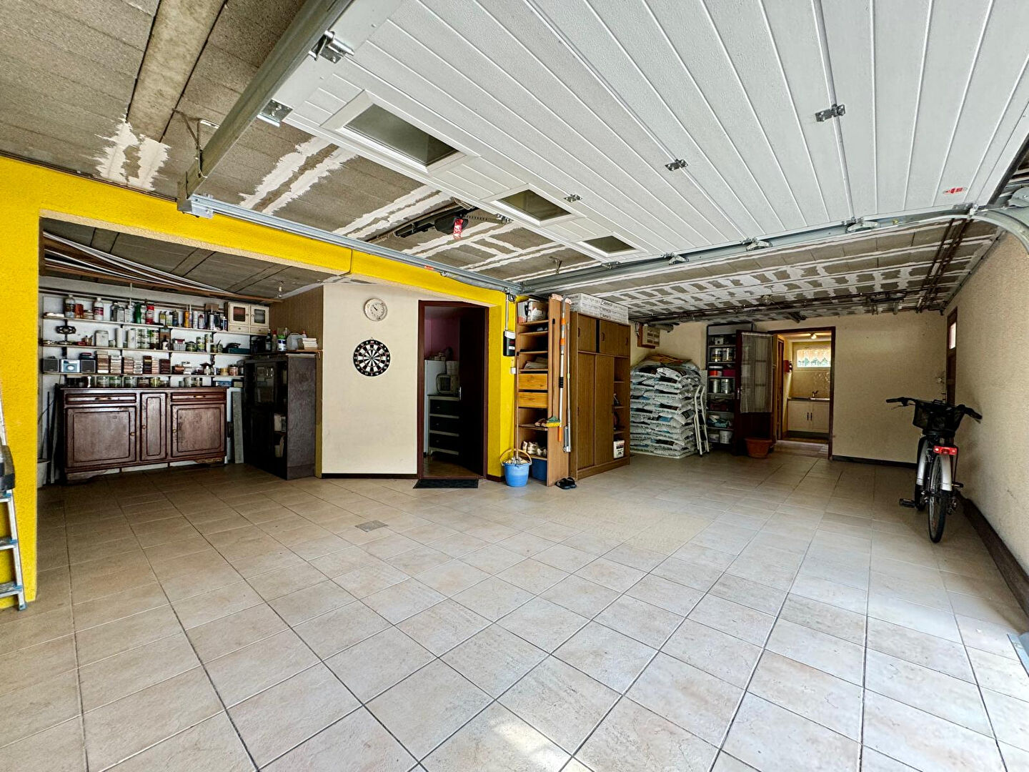 Bâtisse familiale et son appartement en sous sol avec piscine,terrasses et son étang