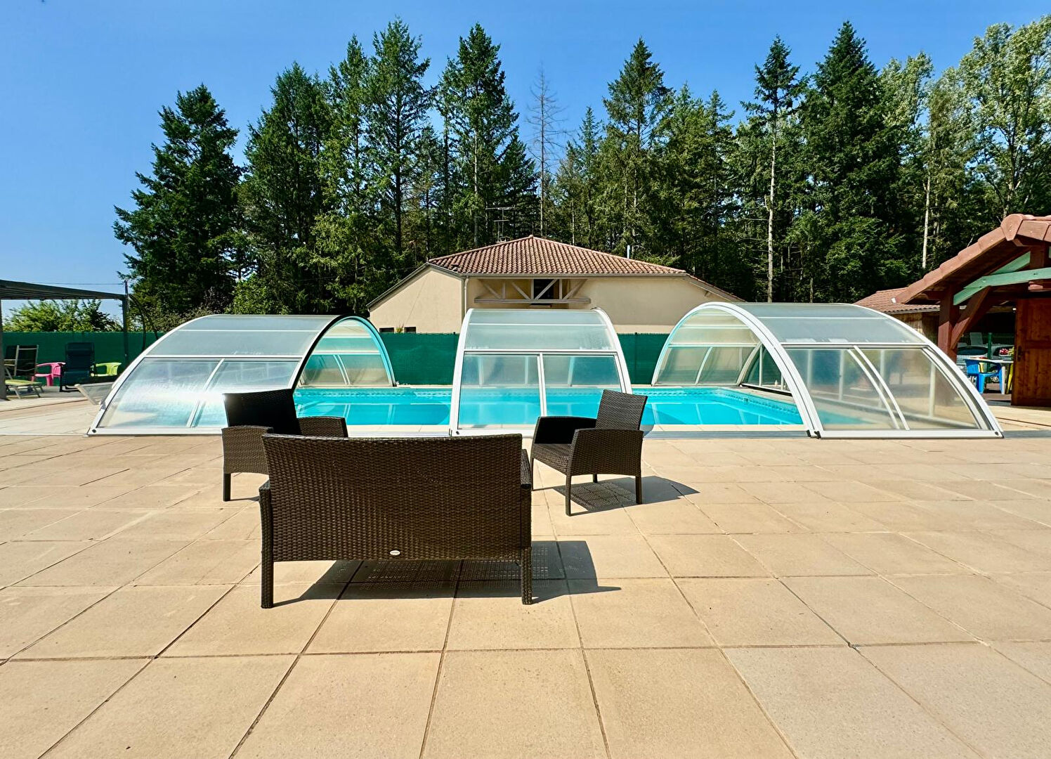 Bâtisse familiale et son appartement en sous sol avec piscine,terrasses et son étang