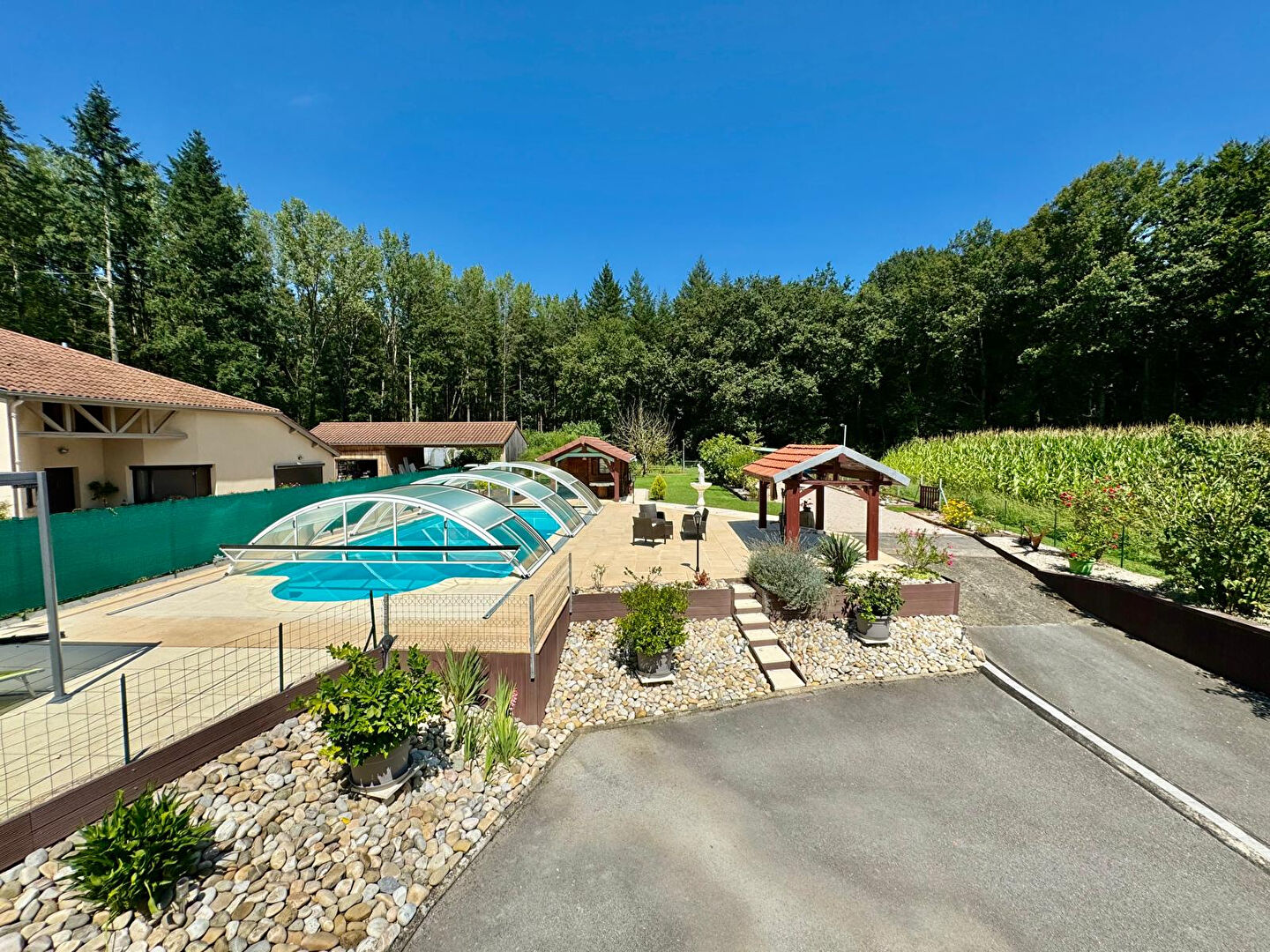Bâtisse familiale et son appartement en sous sol avec piscine,terrasses et son étang