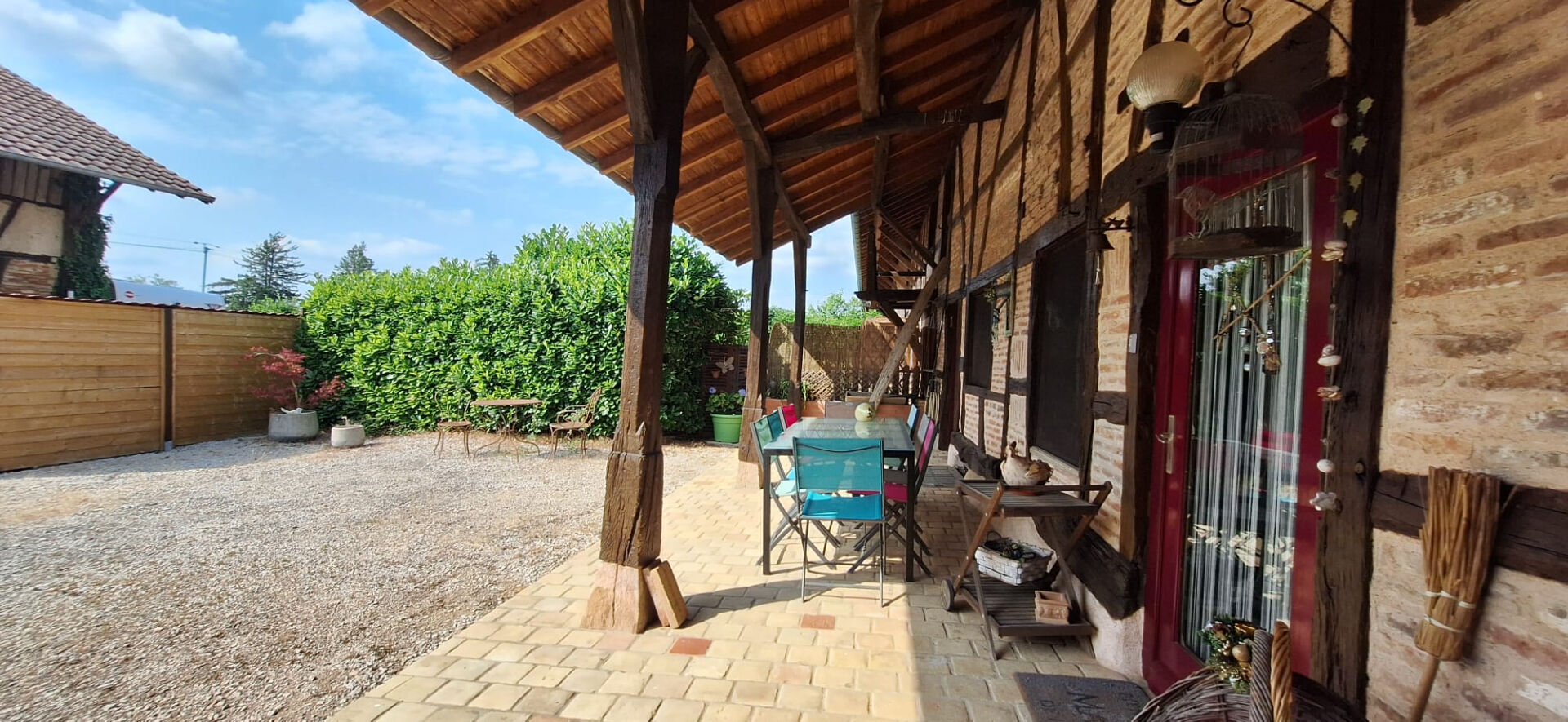 Ancienne ferme rénovée offrant 3 chambres dans un environnement calme, proche des commodités