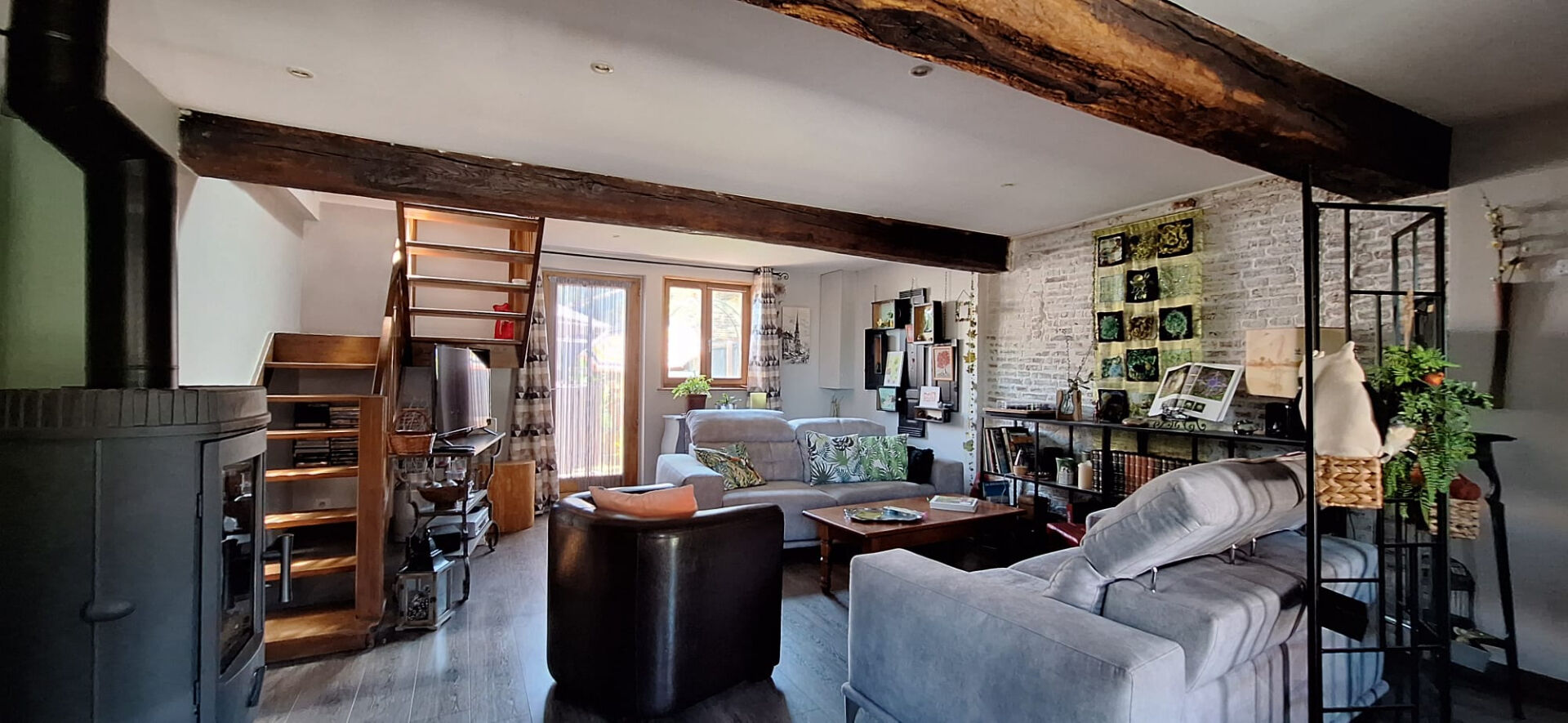Ancienne ferme rénovée offrant 3 chambres dans un environnement calme, proche des commodités
