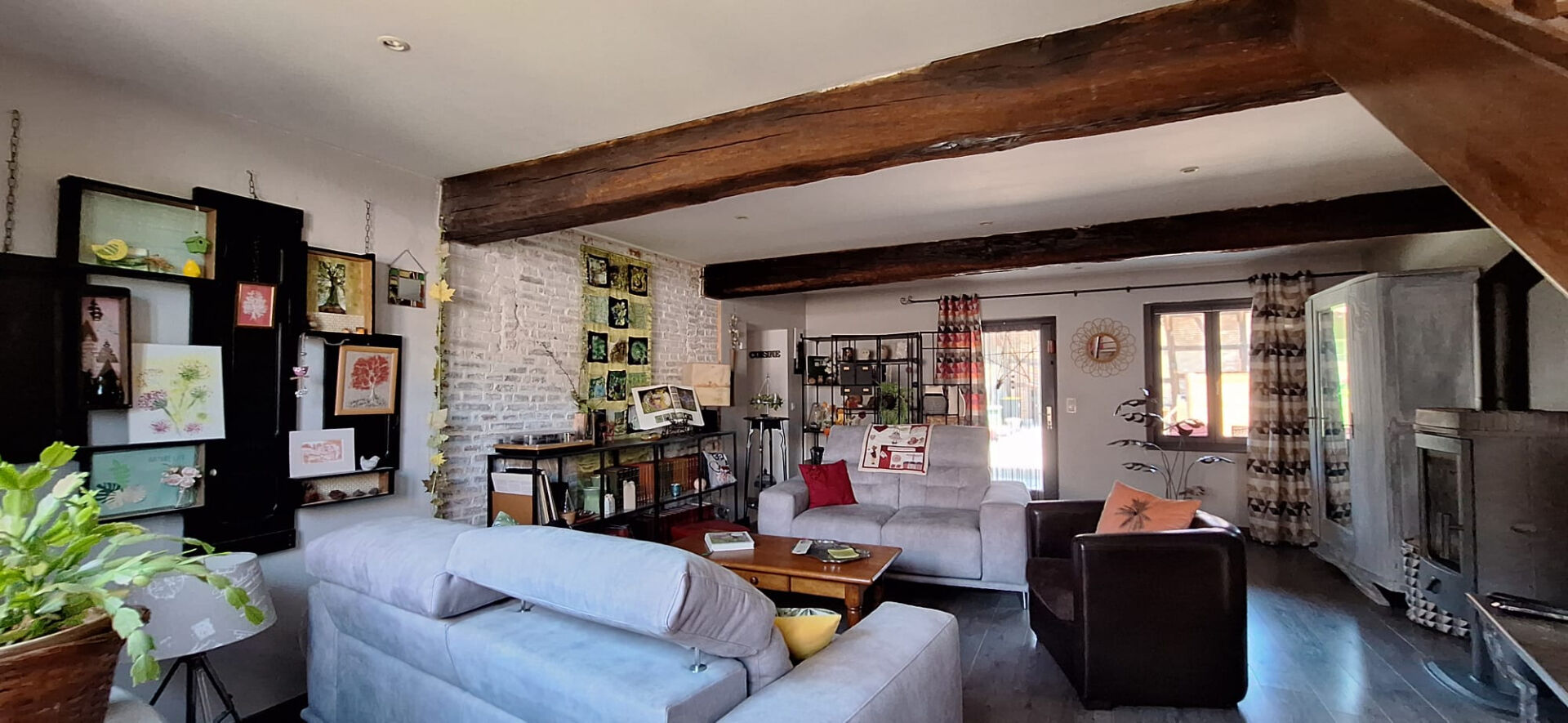 Ancienne ferme rénovée offrant 3 chambres dans un environnement calme, proche des commodités