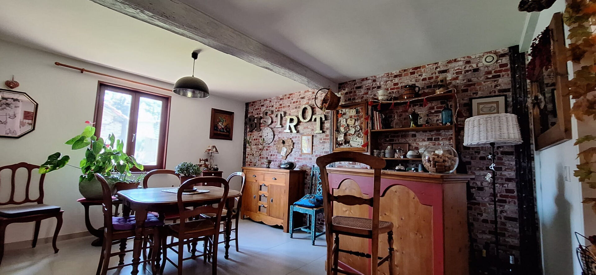 Ancienne ferme rénovée offrant 3 chambres dans un environnement calme, proche des commodités