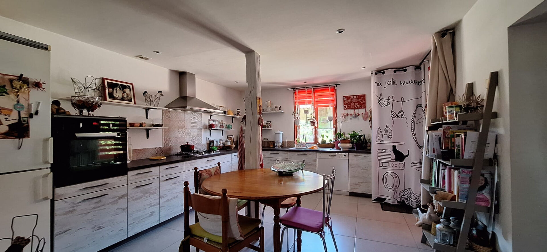 Ancienne ferme rénovée offrant 3 chambres dans un environnement calme, proche des commodités