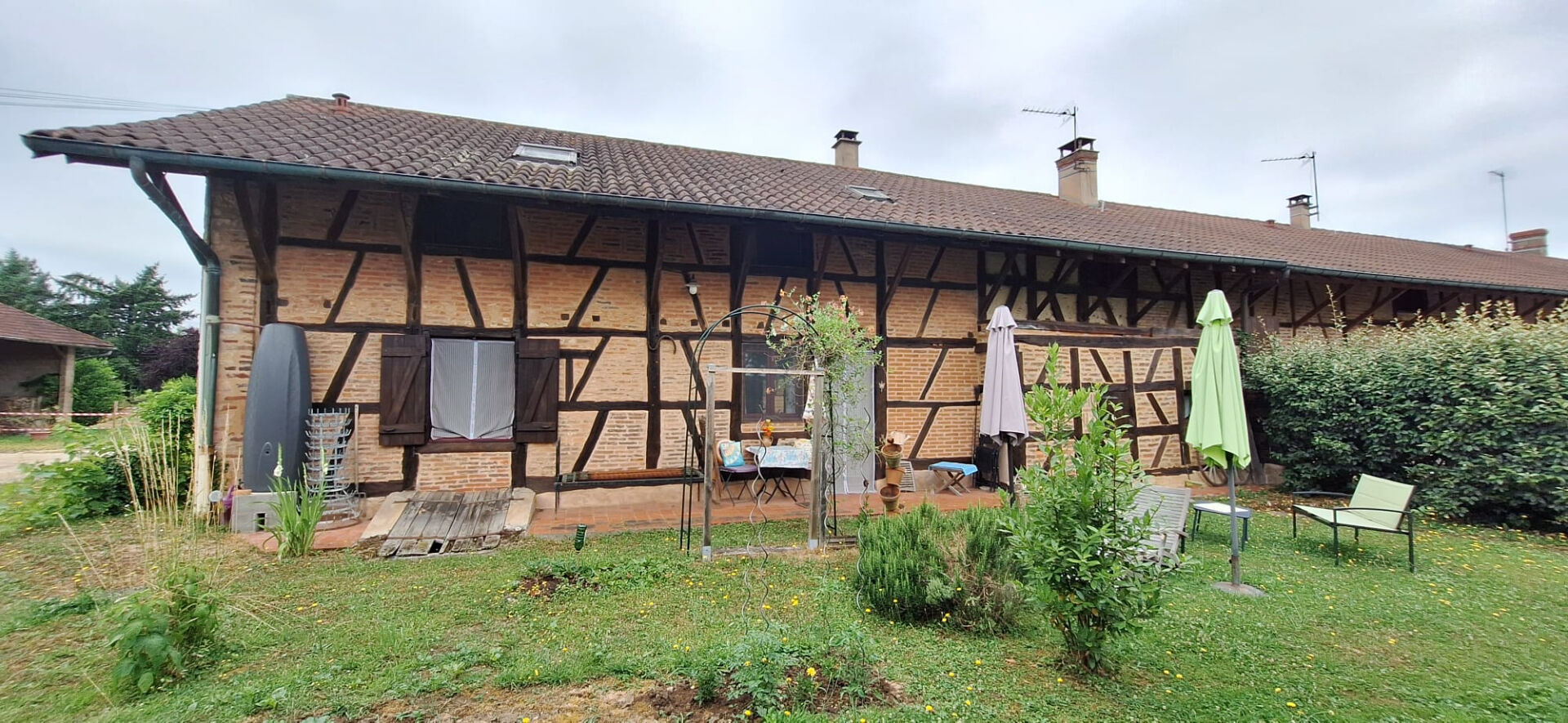 Ancienne ferme rénovée offrant 3 chambres dans un environnement calme, proche des commodités