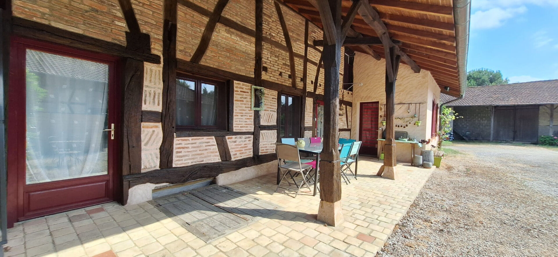 Ancienne ferme rénovée offrant 3 chambres dans un environnement calme, proche des commodités